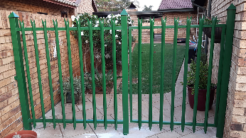 Palisade fence with side gate